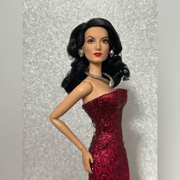 💎 BARBIE MARIA FELIX DOLL SIGNATURE, RED DRESS WITH SNAKE JEWELRY. - Picture 3 of 10